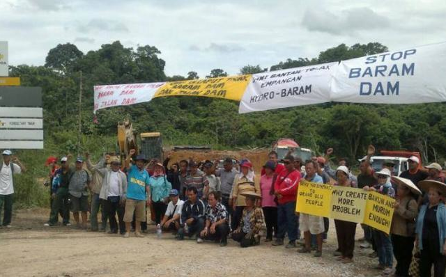 A blockade staged by unhappy villagers along the route to the Baram dam site.