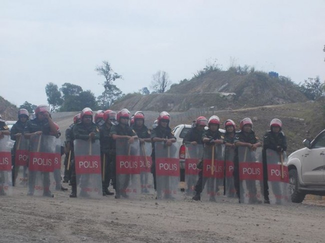 Riot police facing the Penan in Murum - why not the gangsters in Melikin?