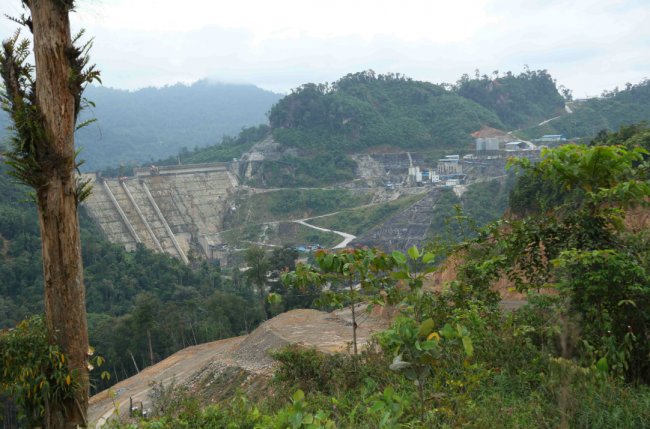 The Murum Dam has swallowed up 250 km2 of rainforest and forced 1400 indigenous inhabitants to resettle. Copyright: Linus Chung