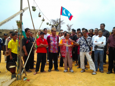 Radio Free Sarawak reporter Peter John Jaban interviewed the community back when they were blockading in 2012