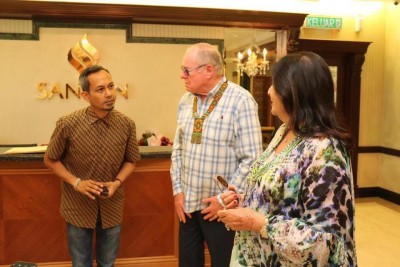 Getting in with the family - visiting Taib's brother Tufail's family business in Sibu (nephew Yakoub Tufail left - a frequent critic of Sarawak Report)